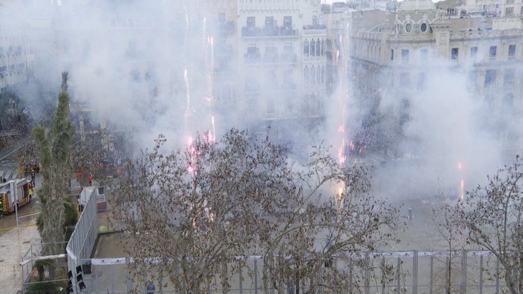 18/03/2025 Imagen de la 'mascletà' ofrecida este 18 de marzo en la plaza del Ayuntamiento de València dentro del calendario de las Fallas de 2025 a cargo de Pirotecnia del Mediterráneo. POLITICA COMUNIDAD VALENCIANA ESPAÑA EUROPA VALENCIA SOCIEDAD