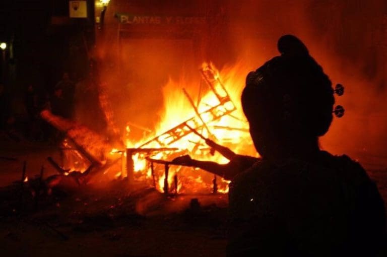El día grande y último de las Fallas arranca con una ofrenda floral a San José y culmina con la Cremà