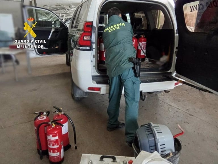 Acusados dos jóvenes de robar extintores para venderlos luego como chatarra