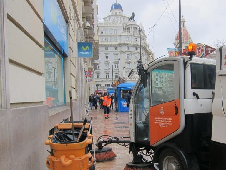 El servicio de limpieza de Valencia quintuplica el personal en activo para la Nit de la Cremà