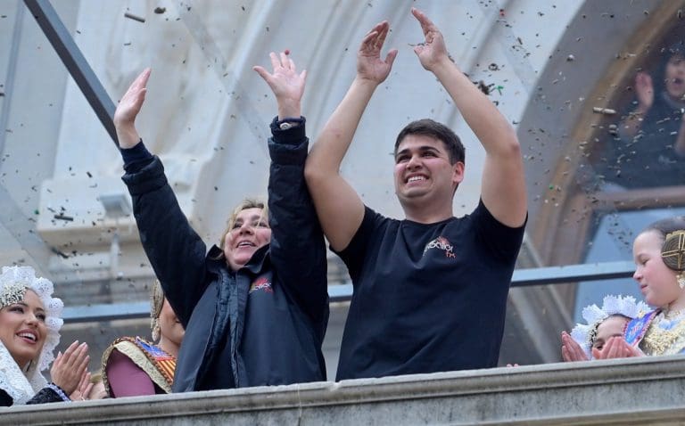 Pirotecnia Caballer FX conquista al público con unas mascletà ‘intensa, potente, divertida y muy valenciana’