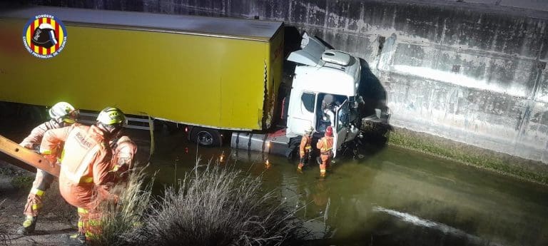 Rescatado el conductor de un tráiler tras caer a una acequia