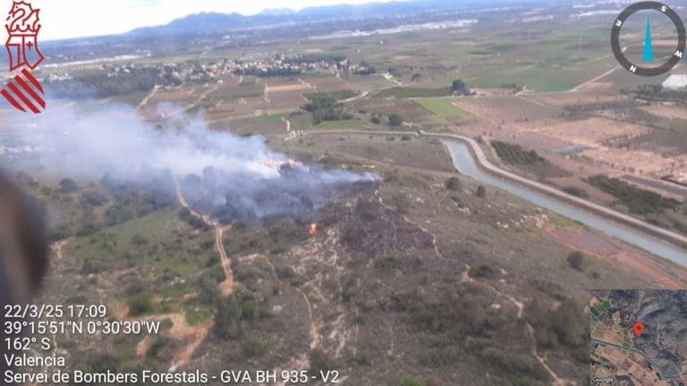 Controlado un incendio forestal originado en Carlet