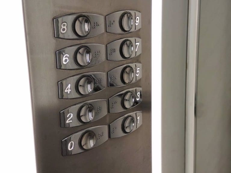 Generalitat trabaja en un mapa para saber cuántas personas que viven en fincas con ascensores dañados necesitan realojo