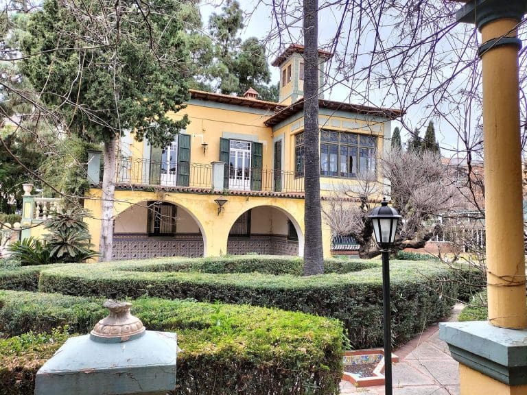 Las personas que habían ocupado el chalé donde residió Machado en Rocafort desalojan el inmueble