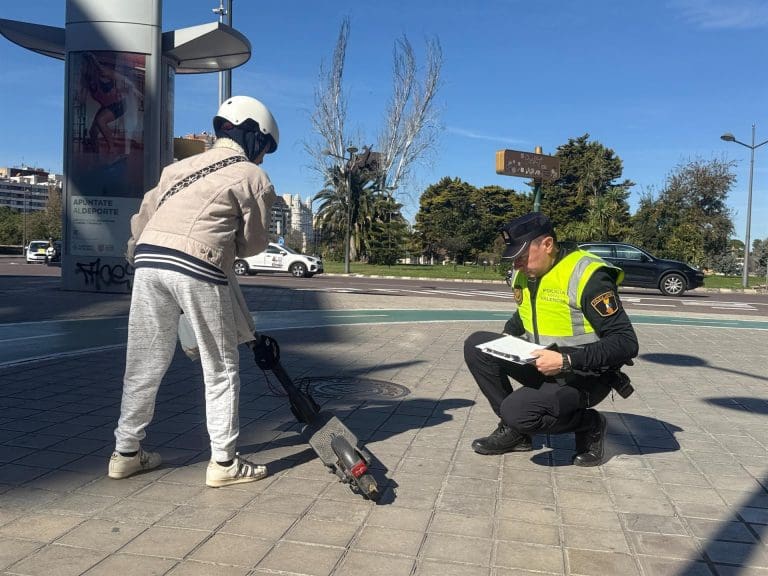 La Policía Local de València impone casi 1.100 sanciones en los 300 controles a bicicletas y patinetes