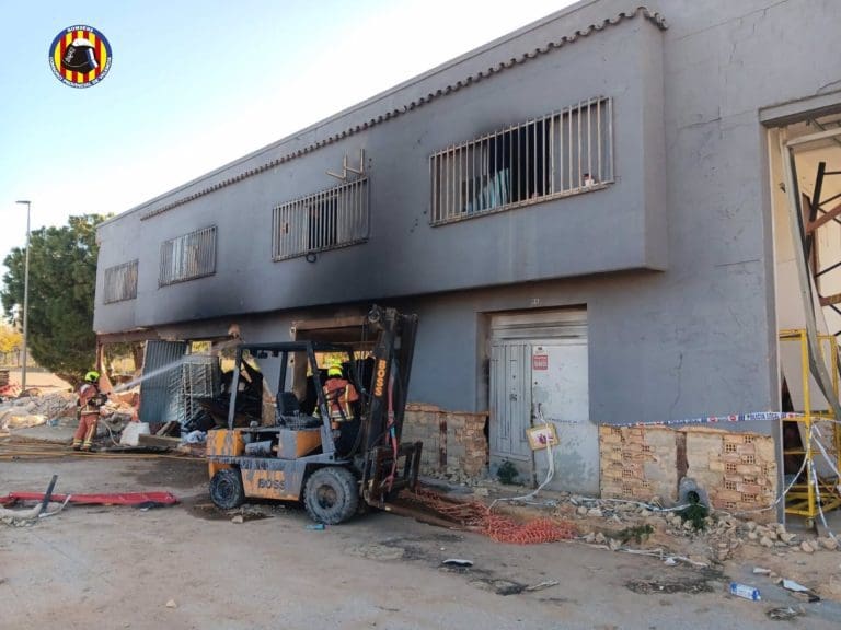 30/03/2025 Rescatan a dos personas y un perro en un incendio en una nave afectada por la dana en Torrent. Efectivos del Consorcio Provincial de Bomberos de Valencia han rescatado este sábado a dos personas y un perro de un incendio declarado en una nave en mal estado a causa de la dana del pasado 29 de octubre ubicada en la calle Artesanos de Torrent. SOCIEDAD CONSORCIO PROVINCIAL DE BOMBEROS DE VALENCIA