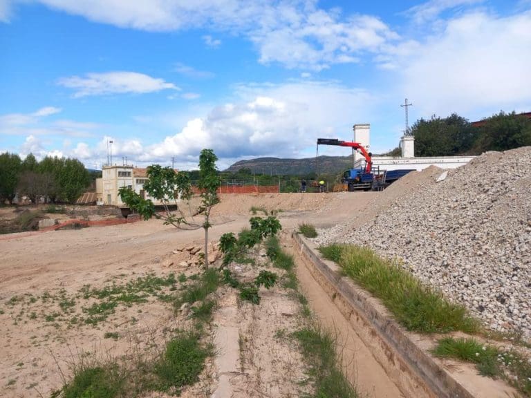 Construyen el nuevo puente sobre el Turia en Bugarra tras la demolición del anterior por la dana