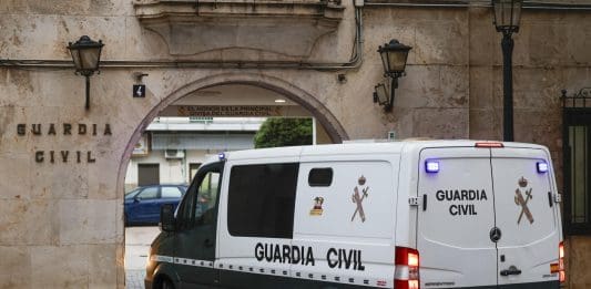 Imagen de archivo del acceso a la comandancia de la Guardia Civil de Valencia. EFE/ Biel Aliño