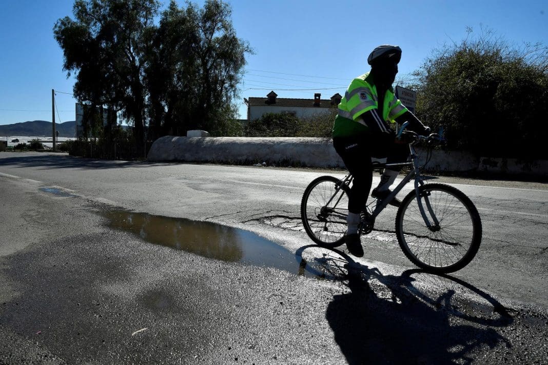 Un joven en bicicleta por una carretera. EFE/Carlos Barba/Archivo