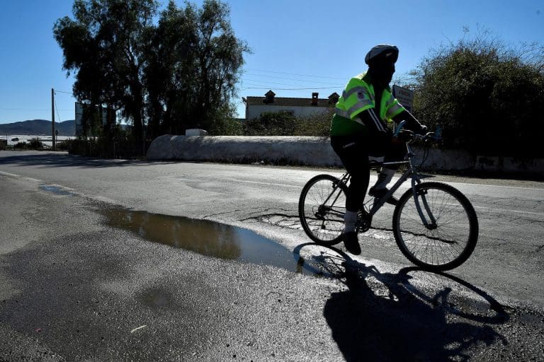 Un joven en bicicleta por una carretera. EFE/Carlos Barba/Archivo