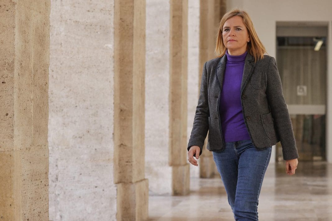 La delegada del Gobierno en la Comunitat Valenciana, Pilar Bernabé, se dirige a atender a los medios de comunicación. EFE/Manuel Bruque /Archivo