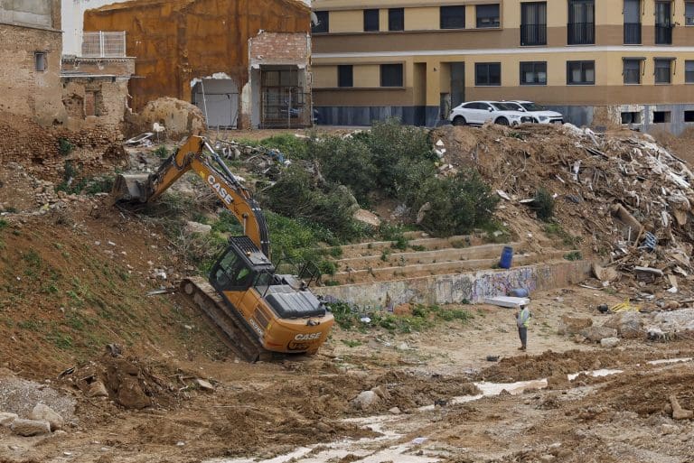 Imagen de archivo de trabajos de reparación y acondicionamiento del barranco del Poyo a su paso por Paiporta tras la dana. EFE/Ana Escobar