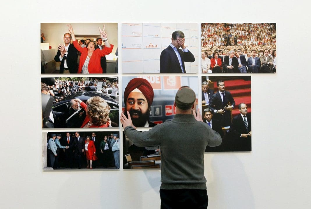 Un montador ultima la exposición 