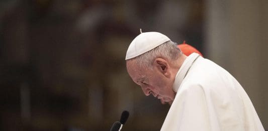 Imagen de archivo del papa Francisco oficiando una misa con familias gitanas en el Vaticano. EFE/ Maurizio Brambatti