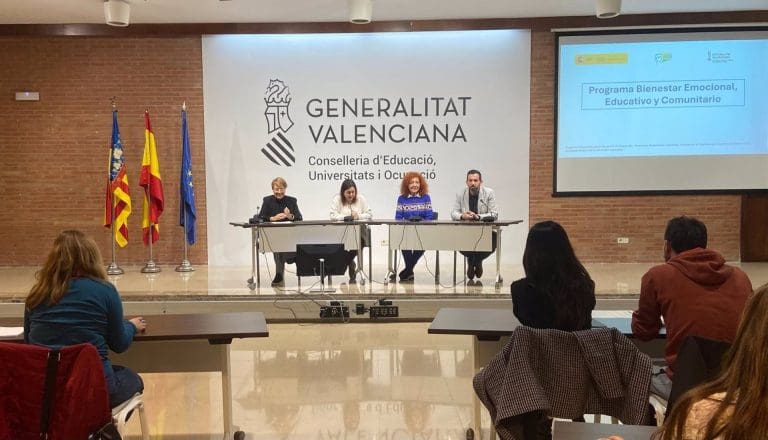 Educación refuerza la atención del alumnado en centros de entornos vulnerables con profesionales de educación social