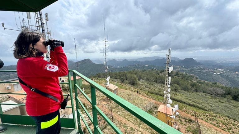Un total de 270 recursos repartidos estratégicamente refuerzan el servicio de vigilancia preventiva frente a incendios