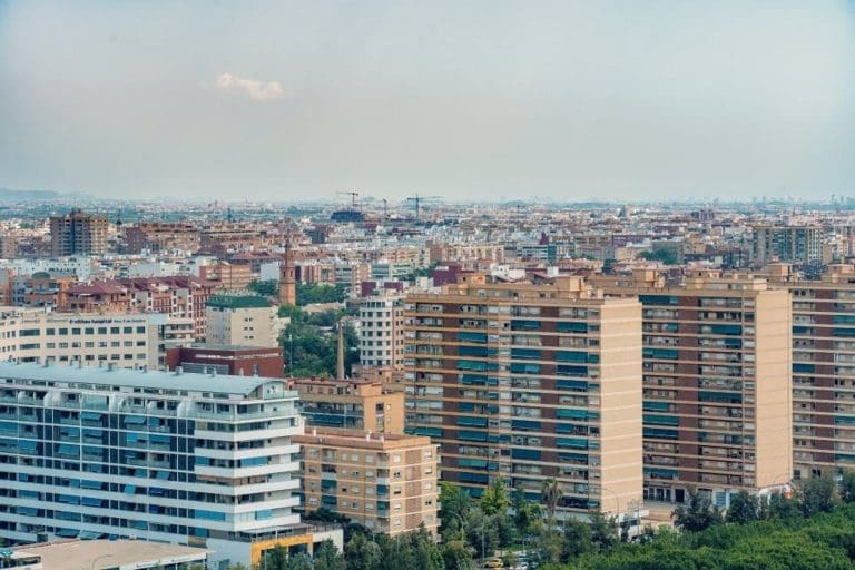 La escalada de precios de la vivienda llega al área metropolitana: seis municipios superan los 3.000 euros/m2