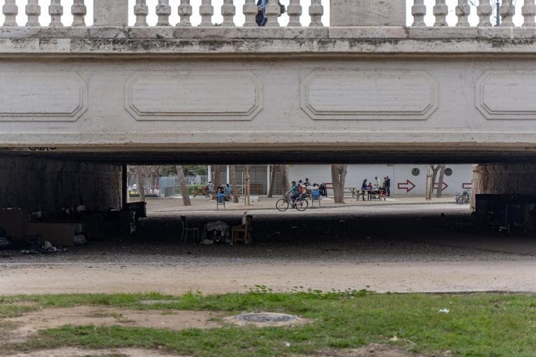Alertan de la ‘vulneración del derecho a la salud’ de personas sin hogar que duermen en el cauce del Turia