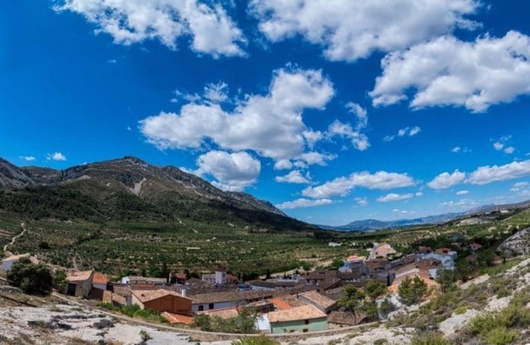 La Generalitat aprueba las bases de ayudas para que los jóvenes compren viviendas en pueblos
