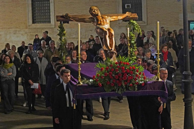 Las calles de Ciutat Vella acogen este viernes por la noche el Vía Crucis diocesano