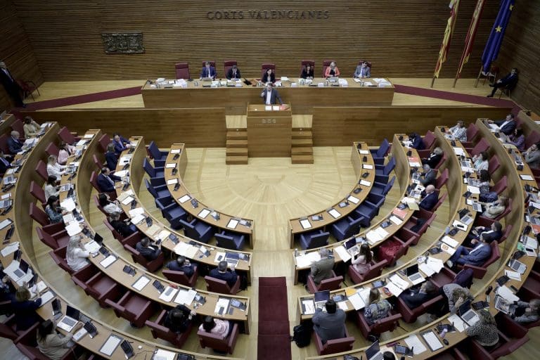 Unanimidad en Les Corts para aprobar el crédito Dana de 2.364 millones, con reproches cruzados al Consell y al Gobierno