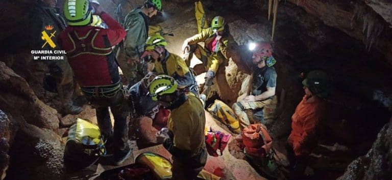 Rescatada una espeleóloga accidentada a 80 metros de profundidad en un pozo de Real de Gandia
