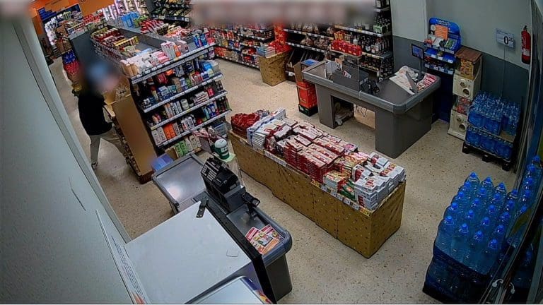 Tres detenidos por múltiples robos con cuchillos y arrancar los lóbulos a una anciana en Valencia. Robos con violencia e intimidación en casas, farmacias o supermercados