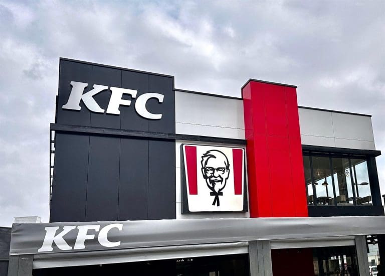 KFC reabre su establecimiento en Alfafar tras la dana con una reforma integral
