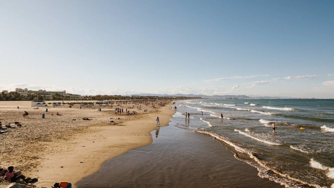 Valencia.- Las playas de València tendrán servicio de socorrismo durante la Semana Santa y los fines de semana de mayo