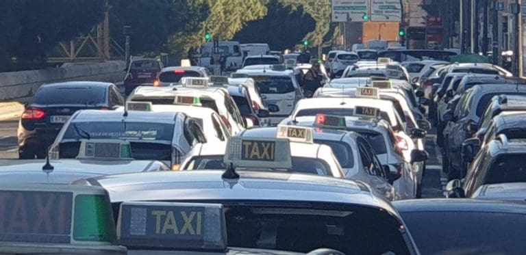 Federación sindical del taxi mantiene paros este miércoles contra la política tarifaria de la Generalitat