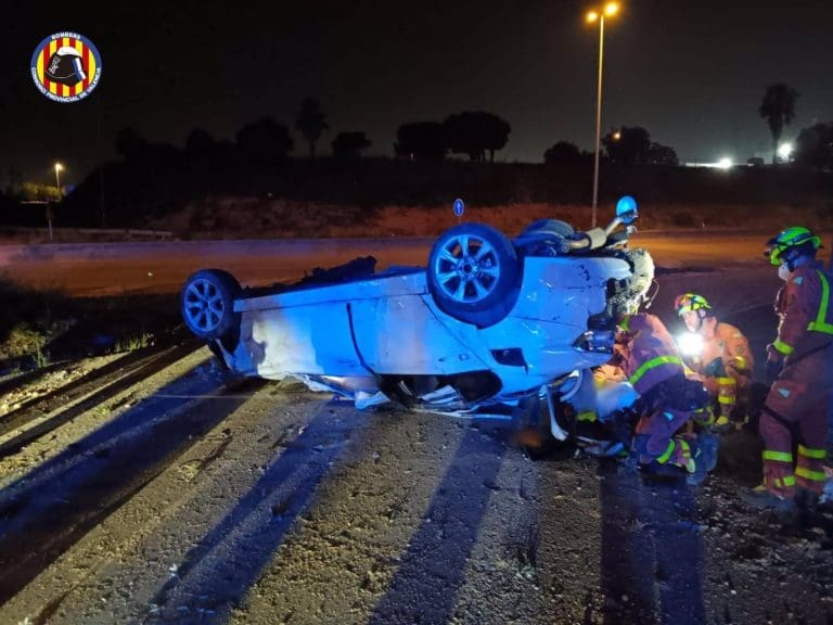 Heridos graves tres jóvenes al dar varias vueltas de campana de madrugada en la autovía CV-33