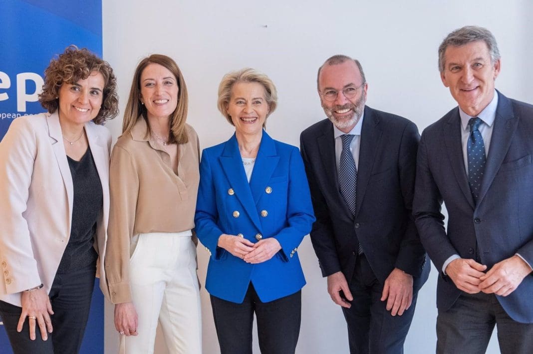 09/04/2025 El líder del PP, Albeto Núñez Feijóo, y la presidenta de la Comisión Europea, Ursula von der Leyen, junto a la presidenta del Parlamento europeo, Roberta Metsola, el presidente del PPE, Manfred Weber, y la portavoz del PP en Bruselas, Dolors Montserrat. EUROPA POLÍTICA DIEGO PUERTA/PP