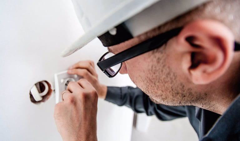 El Consell valida un nuevo contrato para finalizar la reparación de las instalaciones eléctricas de edificios afectados por la riada