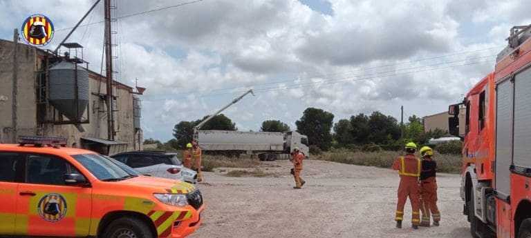 Electrocutado un hombre al tocar una línea de tensión con su camión en Bétera