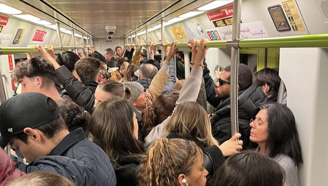 Vagón lleno de metrovalencia