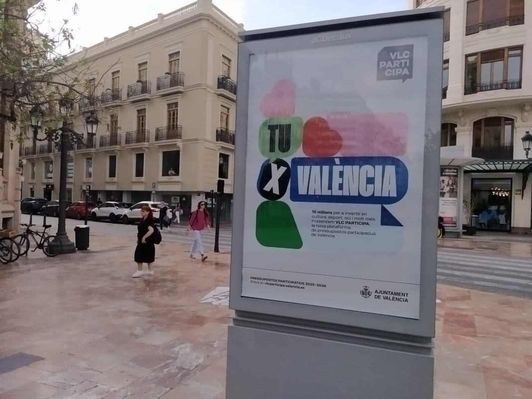 Imagen de un Mupi con publicidad de VLC Participa ubicado en una plaza de València