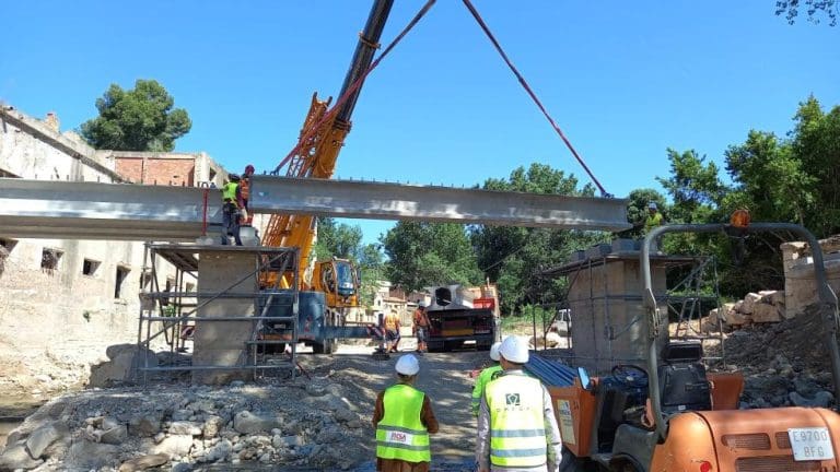La Generalitat instala el nuevo tablero del puente sobre el río Buñol dañado por las inundaciones