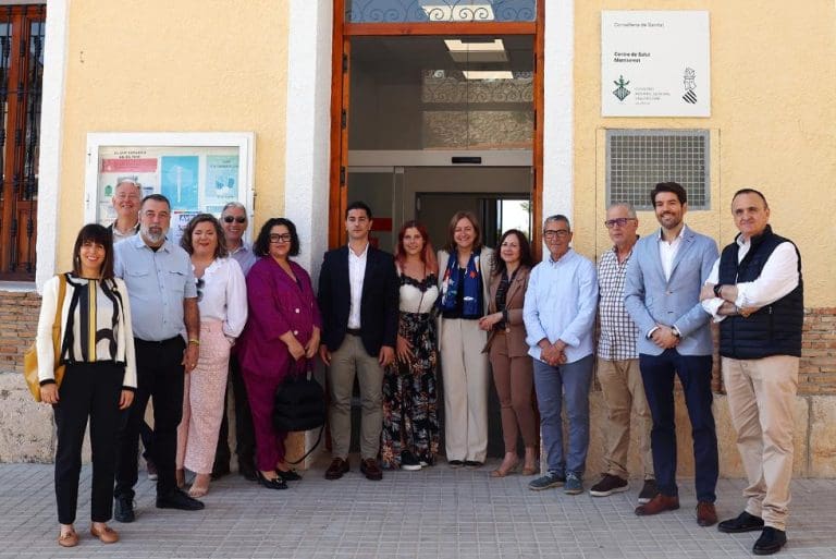 Sanidad abre el nuevo centro de salud de Montserrat al que incorpora una unidad de Trabajo Social