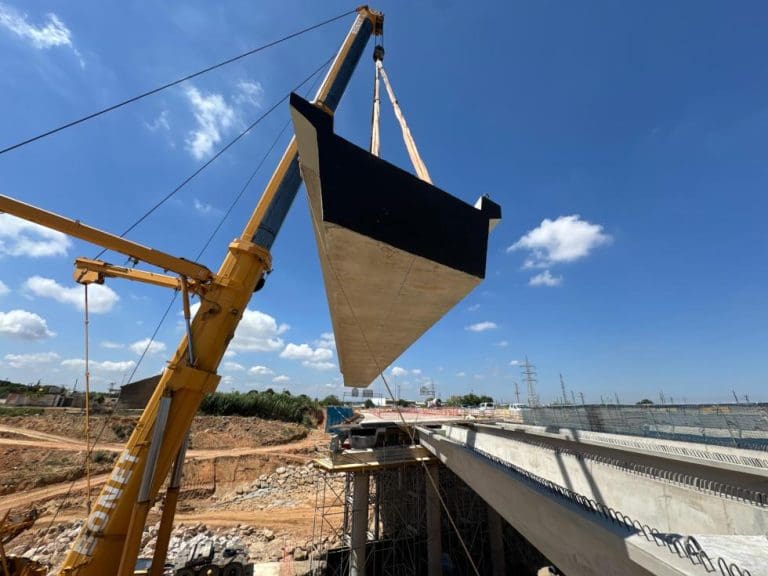 La Generalitat instala las vigas del puente de la CV-33 en l’Horta Sud colapsado por las inundaciones del 29O
