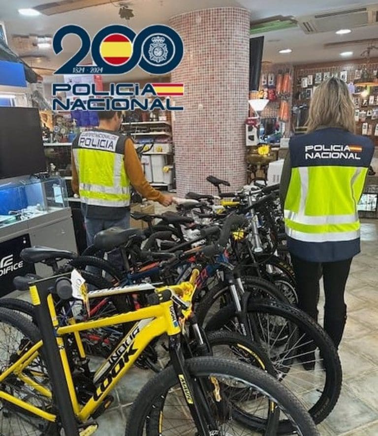 01/05/2025 Dos detenidos por apropiarse de bicis eléctricas de alquiler y venderlas en tiendas de segunda mano. Agentes de la Policía Nacional han detenido en la localidad de Gandia (Valencia) a dos personas --un hombre y una mujer de 35 y 39 años-- por presuntamente apropiarse de bicicletas eléctricas de alquiler para venderlas posteriormente en tiendas de segunda mano. SOCIEDAD POLICÍA NACIONAL