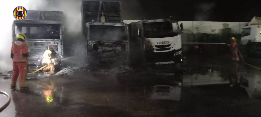 01/05/2025 Un incendio en el exterior de una empresa de reciclaje de Alberic quema tres camiones. VALÈNCIA, 1 (EUROPA PRESS) Un incendio declarado en la noche del miércoles en el exterior de una empresa de reciclaje de Alberic (Valencia) ha afectado a tres camiones. Según informa el Consorcio Provincial de Bomberos, el fuego se declaró sobre las 23.48 horas y quedó extinguido a las 01.37 de la madrugada. Las llamas afectaron a una zona exterior donde había diversos vehículos de la empresa estacionados. Finalmente, el siniestros quemó tres camiones y no hubo afectación en el resto de las instalaciones. En el operativo actuaron cuatro dotaciones de Alzira y Xàtiva y sargento de Alzira, detalla el Consorcio Provincial. SOCIEDAD CONSORCIO PROVINCIAL BOMBEROS VALENCIA