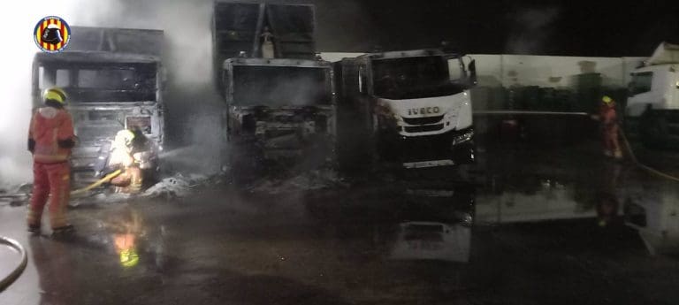 01/05/2025 Un incendio en el exterior de una empresa de reciclaje de Alberic quema tres camiones. VALÈNCIA, 1 (EUROPA PRESS) Un incendio declarado en la noche del miércoles en el exterior de una empresa de reciclaje de Alberic (Valencia) ha afectado a tres camiones. Según informa el Consorcio Provincial de Bomberos, el fuego se declaró sobre las 23.48 horas y quedó extinguido a las 01.37 de la madrugada. Las llamas afectaron a una zona exterior donde había diversos vehículos de la empresa estacionados. Finalmente, el siniestros quemó tres camiones y no hubo afectación en el resto de las instalaciones. En el operativo actuaron cuatro dotaciones de Alzira y Xàtiva y sargento de Alzira, detalla el Consorcio Provincial. SOCIEDAD CONSORCIO PROVINCIAL BOMBEROS VALENCIA