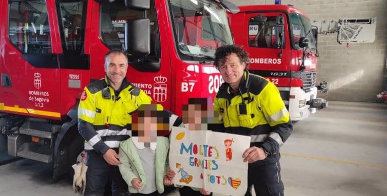 03/05/2025 Emotiva visita de una familia de Paiporta (Valencia) que conoció a los Bomberos de Segovia durante la catástrofe. Una de las familias que resultó afectada por las inundaciones de Paiporta (Valencia) ocurridas el 29 de octubre y recibió entonces ayuda de los Bomberos de Segovia ha visitado el parque para volver a saludar a quienes trataron de aliviarles en esos momentos difíciles. ESPAÑA EUROPA CASTILLA Y LEÓN SOCIEDAD AYUNTAMIENTO DE SEGOVIA