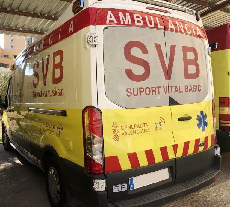 Herido un adolescente por inhalación de humo en el incendio de una vivienda en Gandia