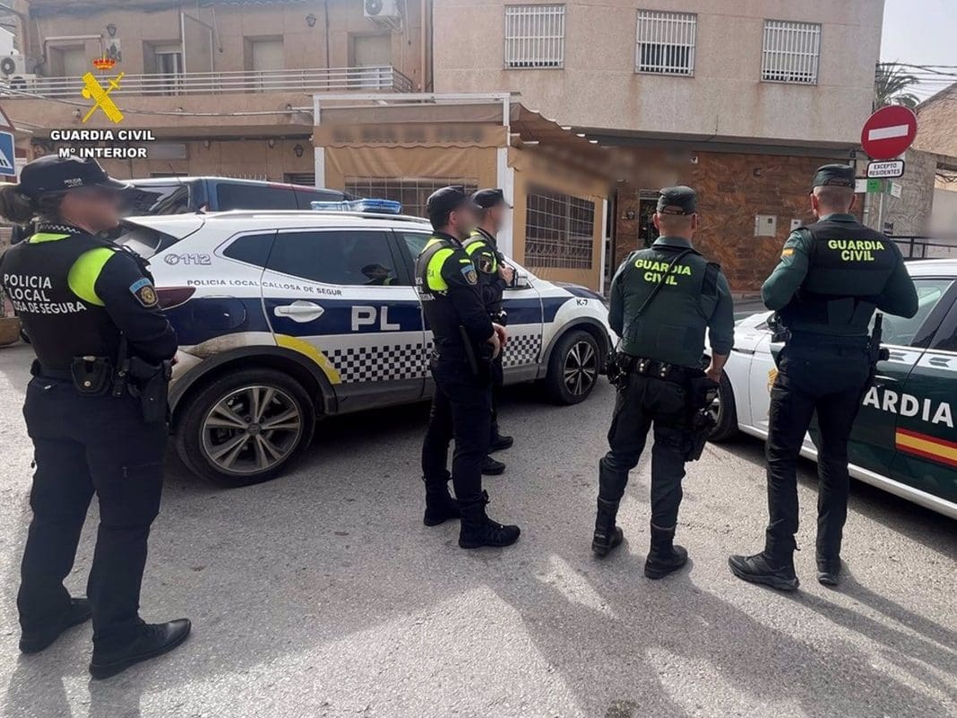La Guardia Civil de València ha detenido a un hombre de 25 años con tres requisitorias de detención.