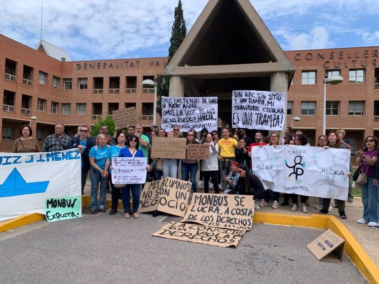 Familias de centros de Educación Especial y afectados de la dana denuncian ‘graves deficiencias’ del transporte escolar