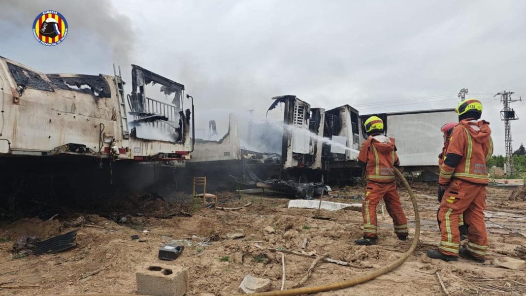 Un incendio en una campa de Carlet afecta a ocho remolques de camiones en desuso