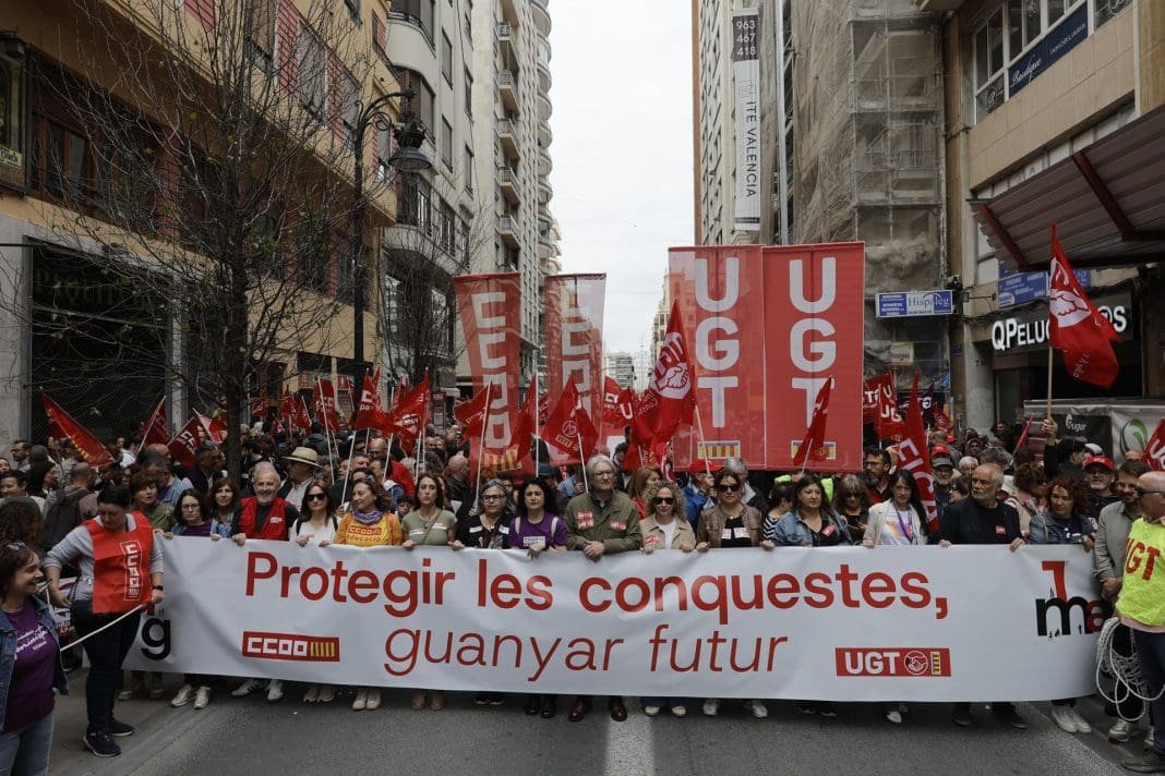 VALENCIA, 01/05/2025.- Manifestación del Primero de Mayo, convocada por los sindicatos CCOO y UGT de la Comunitat Valenciana, para reclamar la protección de los derechos conseguidos, la reducción de la jornada laboral y mejores salarios, este jueves. EFE/ Kai Försteling