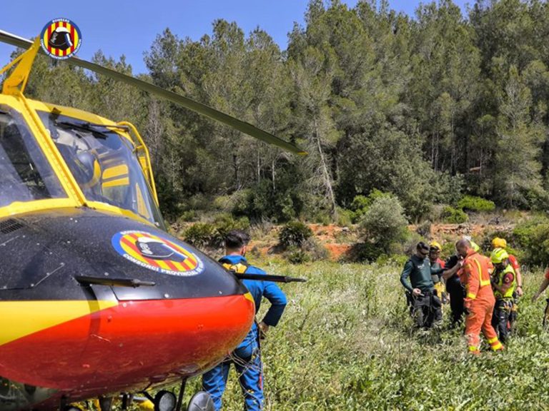 Momento del rescate de l'Alcúdia de Crespins, en una imagen compartida por el Consorcio de Bomberos Provincial de Valencia.